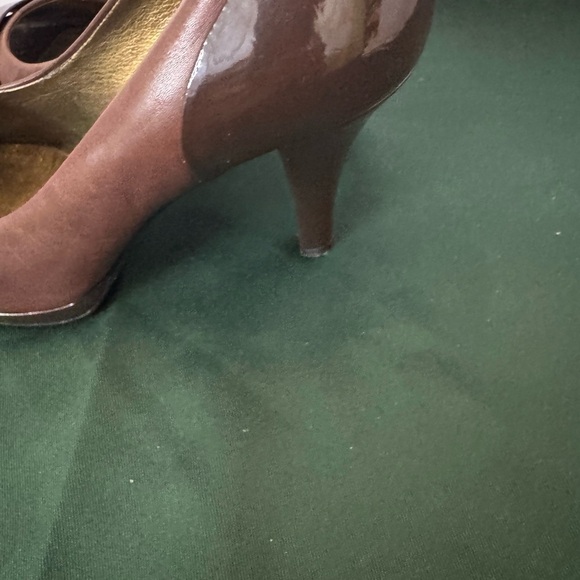 A cute addition to your shoe collection! Kenneth Cole Leather Heels Size 6.5 - Picture 7 of 16